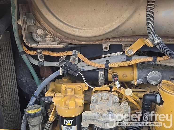 2016-caterpillar-d6n-image-55
