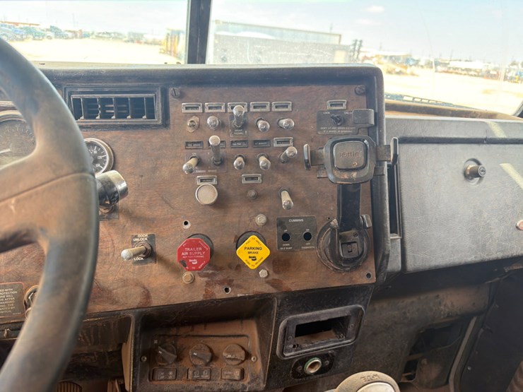 2000-peterbilt-379-image-10