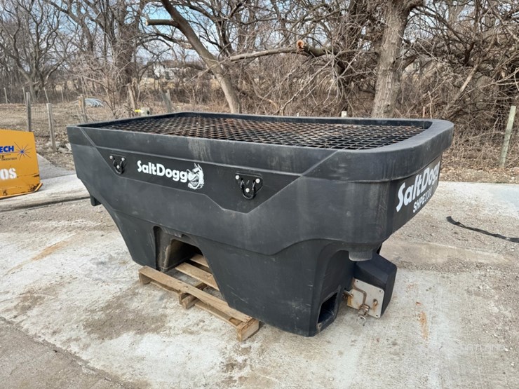 salt-dogg-shpe-2000-electric-poly-hopper-spreader-image-4