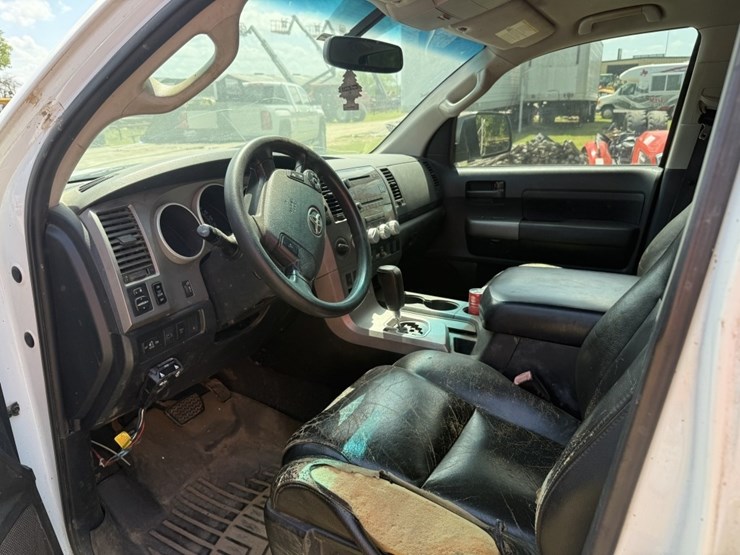 2012-toyota-tundra-sr5-image-9