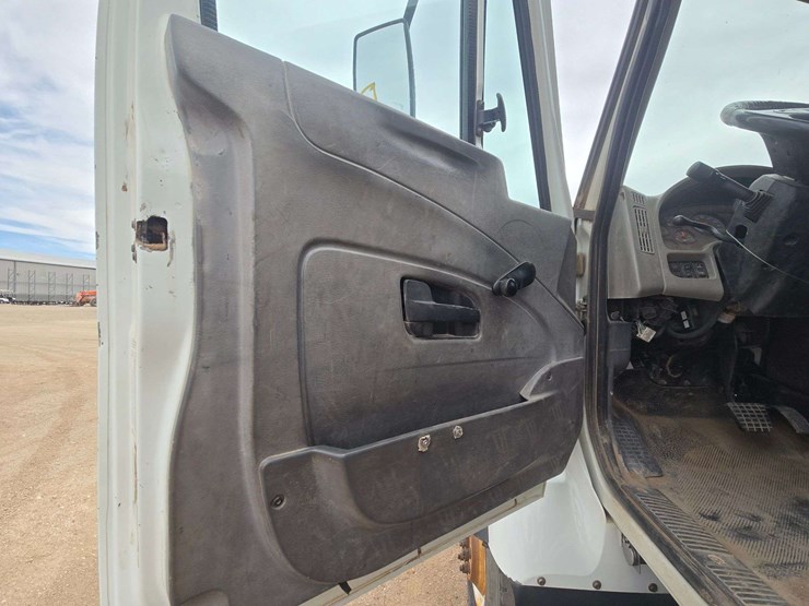 2011-international-7400-image-15