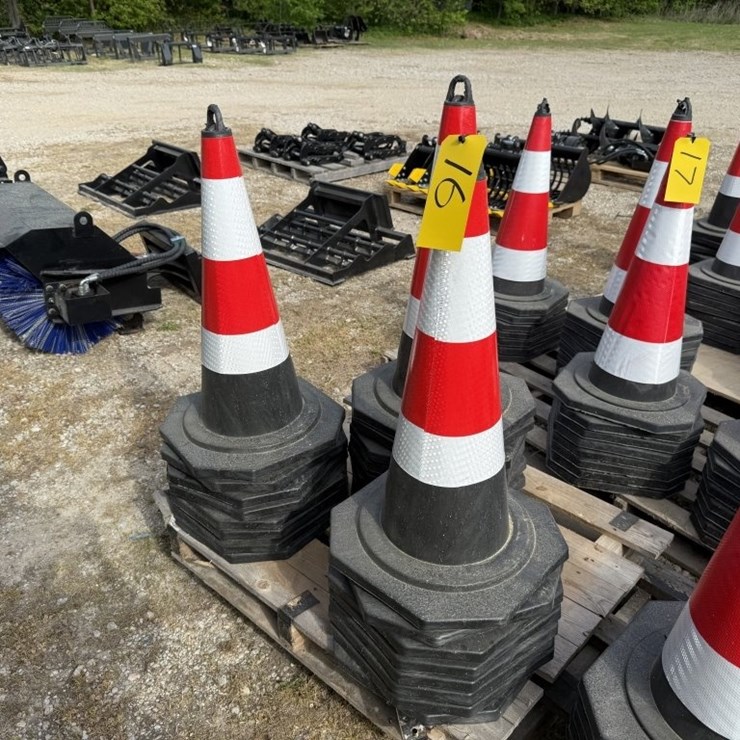25 TRAFFIC CONES