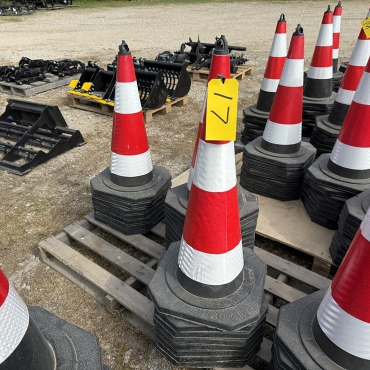 25 TRAFFIC CONES