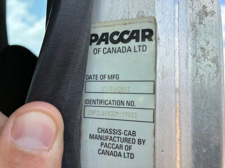 2012-peterbilt-348-image-19