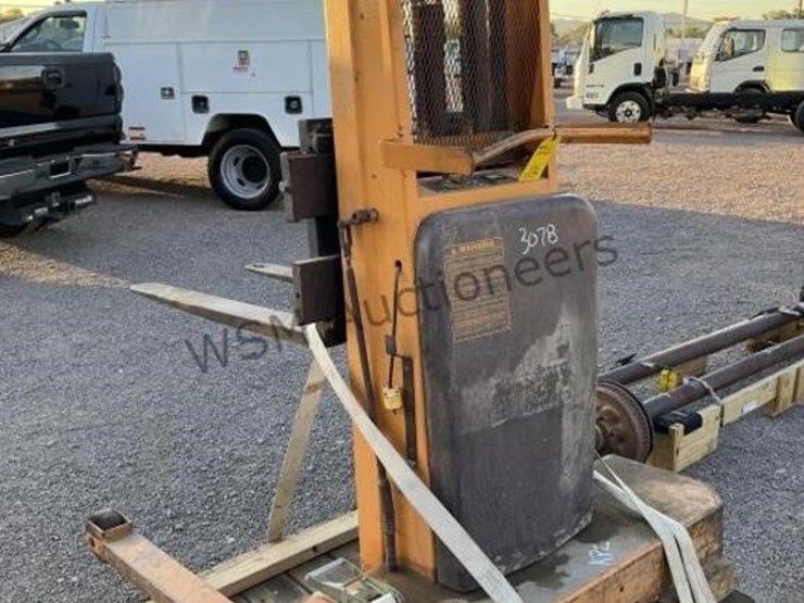 big-joe-electric-forklift-image-1