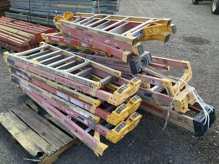 pallet-of-asst-fiberglass-ladders-image-2