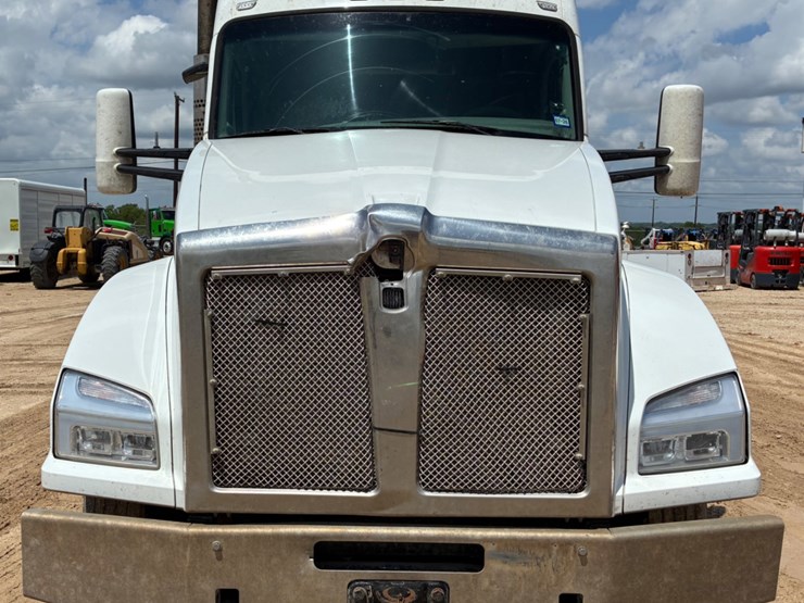 2017-kenworth-t880-image-2