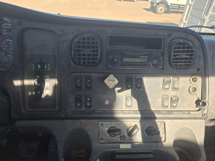 2014-freightliner-m2-106-image-26