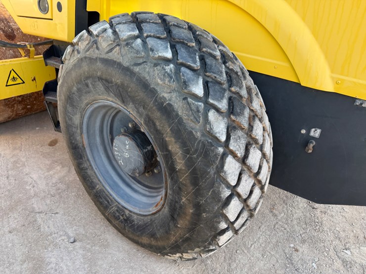 2014-bomag-bw211d-50-image-8