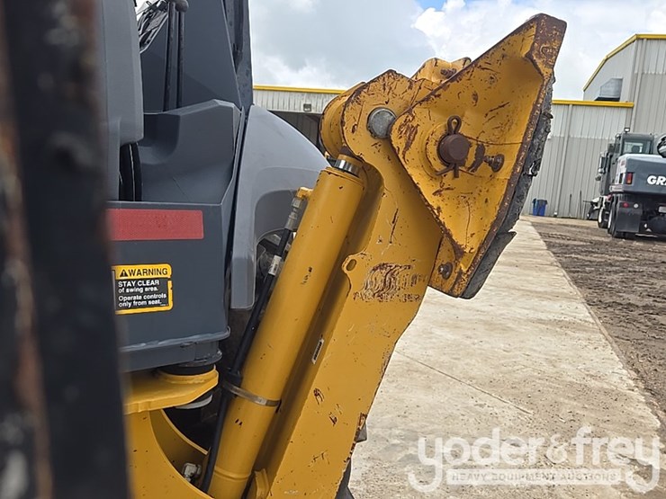 2019-deere-310l-image-44