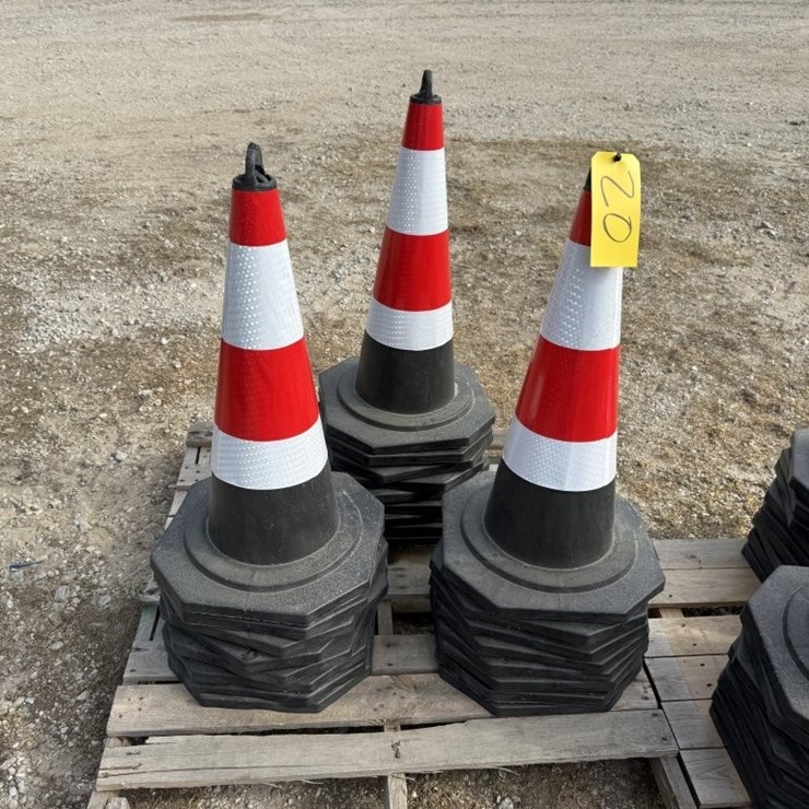 25 TRAFFIC CONES