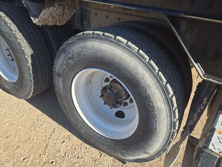 2014-freightliner-m2-106-image-5
