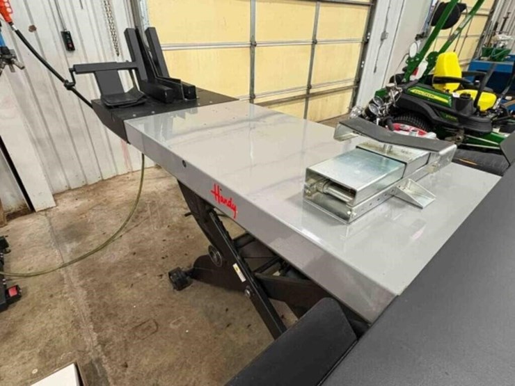 handy-b.o.b.air-lifft-1500-motorcycle-lift-image-2