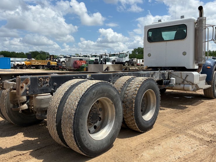 2012-peterbilt-348-image-4