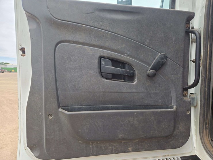 2011-international-7400-image-13