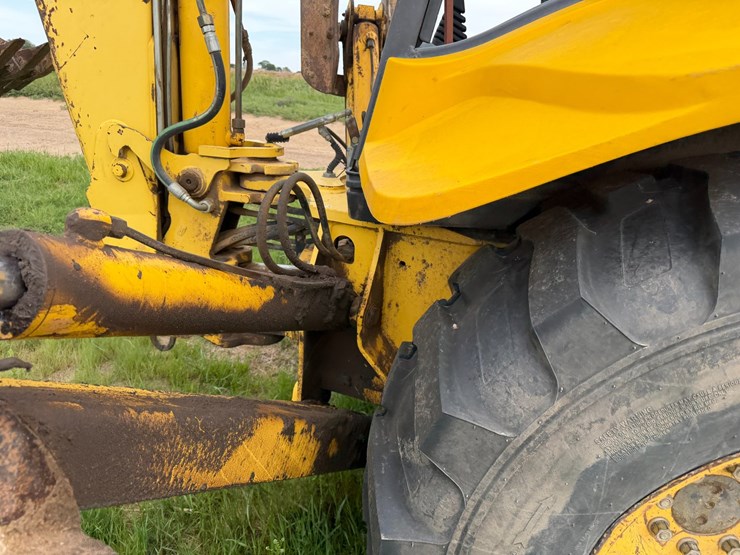 new-holland-lb75b-image-73