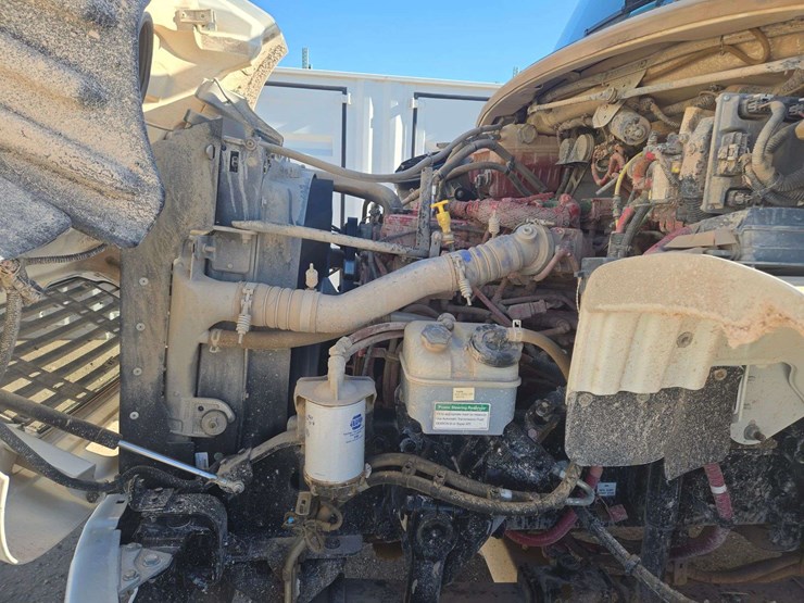 2014-freightliner-m2-106-image-32