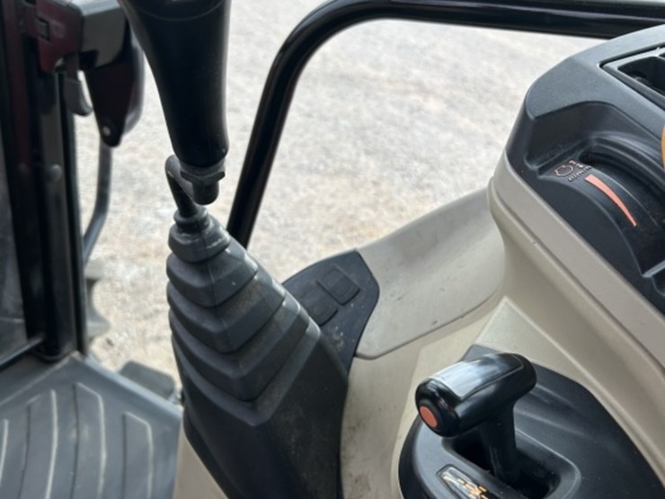 2020-massey-ferguson-5711-image-22