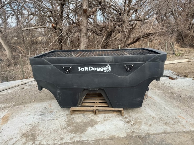 salt-dogg-shpe-2000-electric-poly-hopper-spreader-image-5