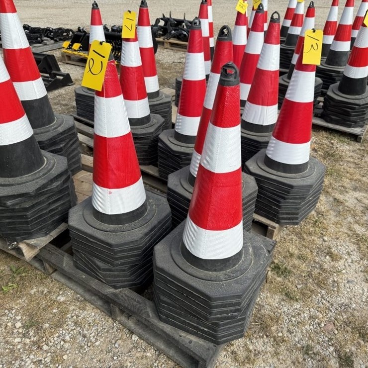 25 TRAFFIC CONES