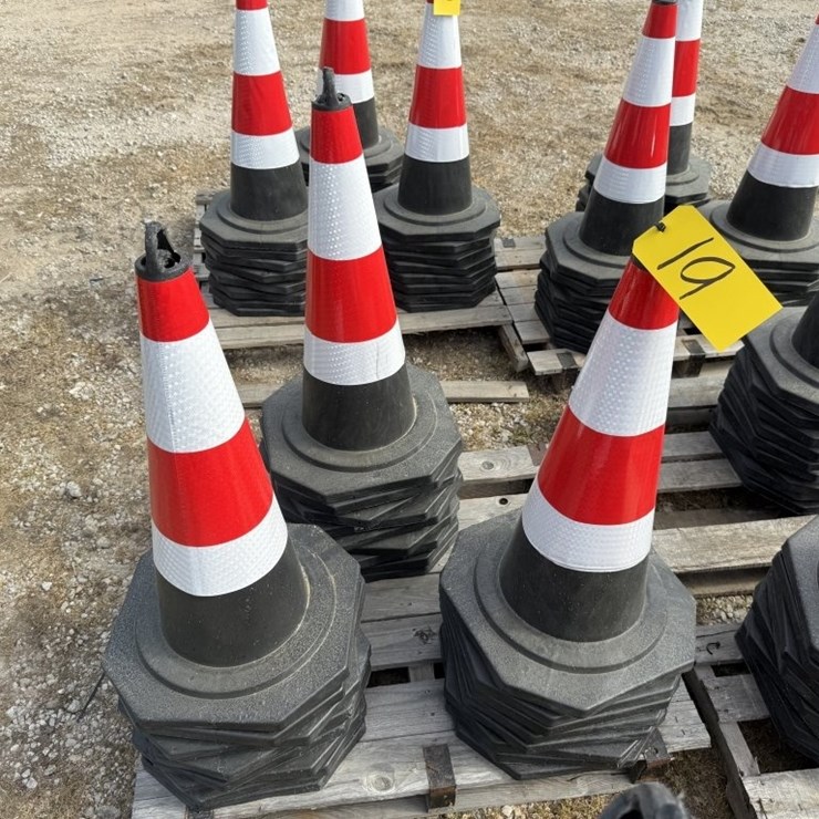 25 TRAFFIC CONES