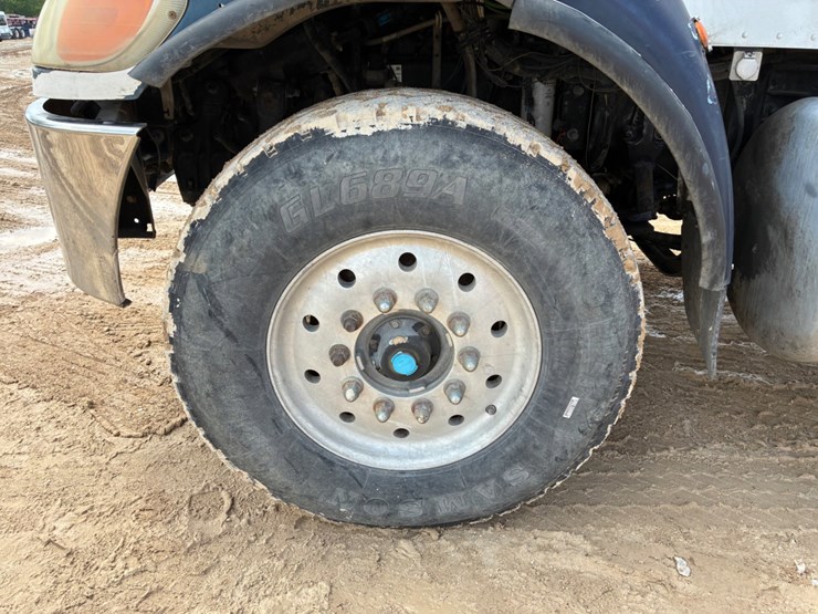 2012-peterbilt-348-image-10