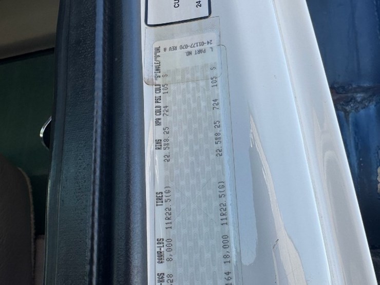 2007-freightliner-m2-106-image-9