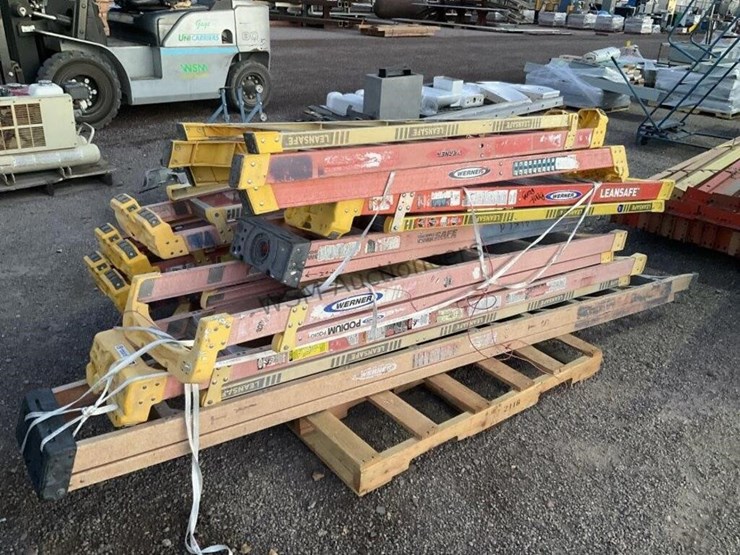 pallet-of-asst-fiberglass-ladders-image-3