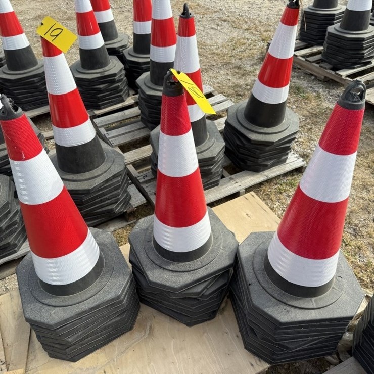 25 TRAFFIC CONES