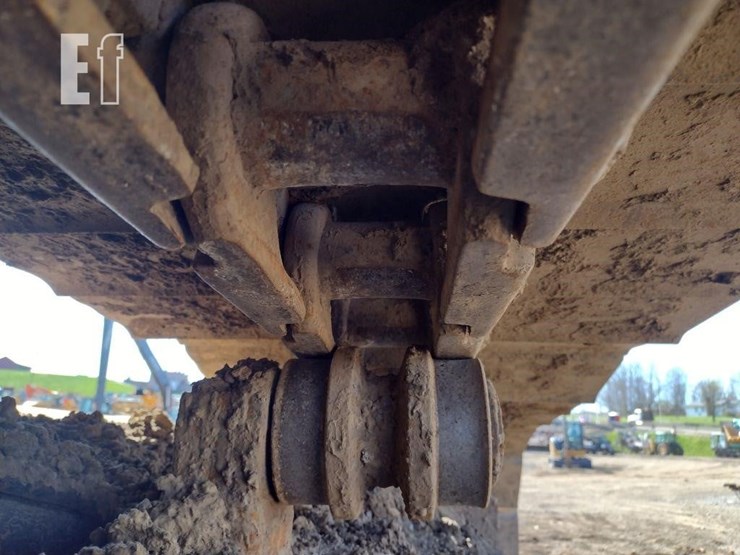 2014-deere-245g-lc-image-32