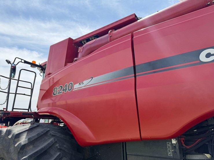 2016-case-ih-8240-image-23