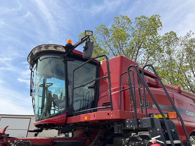 2016-case-ih-8240-image-27