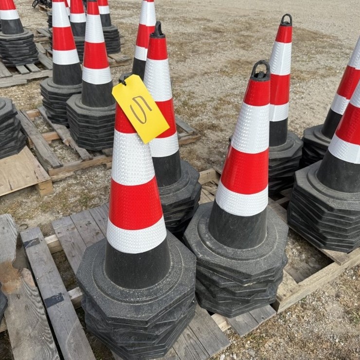 25 TRAFFIC CONES