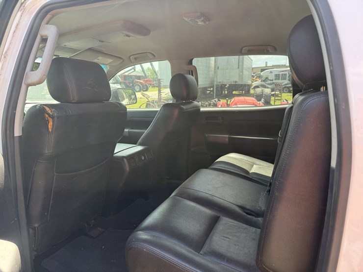 2012-toyota-tundra-sr5-image-8