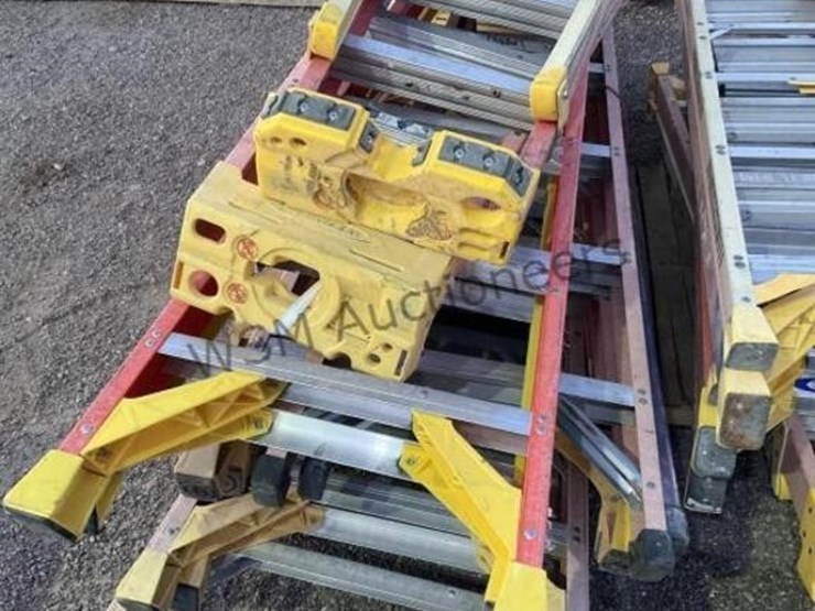 pallet-of-asst-fiberglass-ladders-image-5