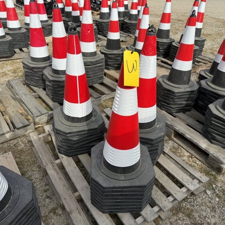 25 TRAFFIC CONES