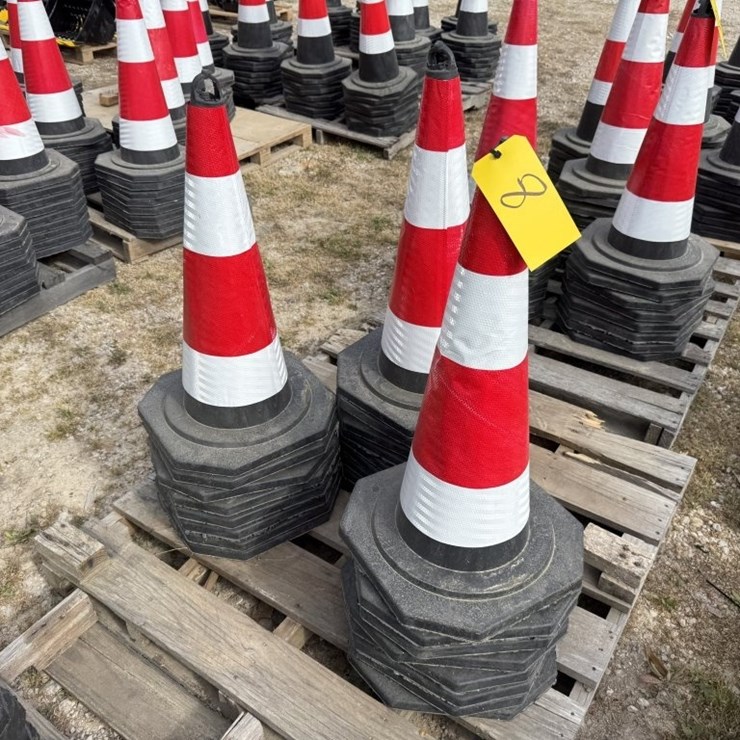 25 TRAFFIC CONES