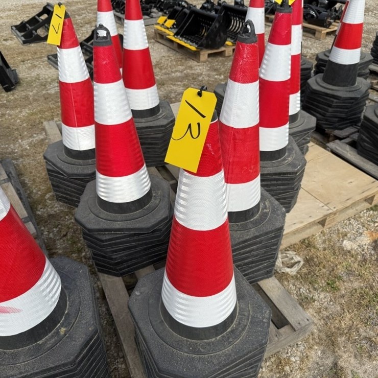 25 TRAFFIC CONES
