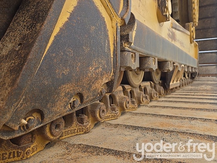 2016-caterpillar-d6n-image-13
