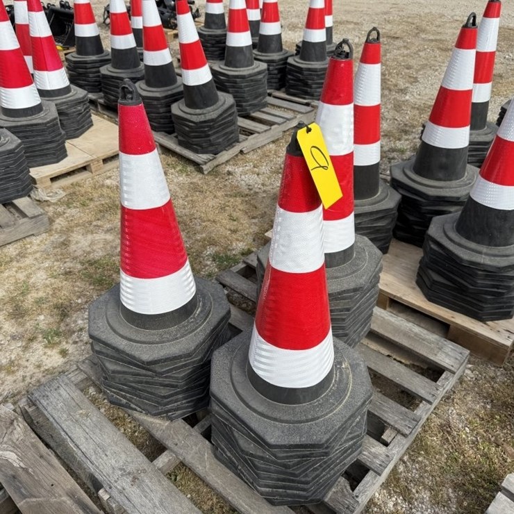 25 TRAFFIC CONES