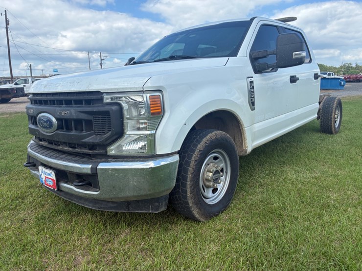 2022-ford-f250-xl-image-1