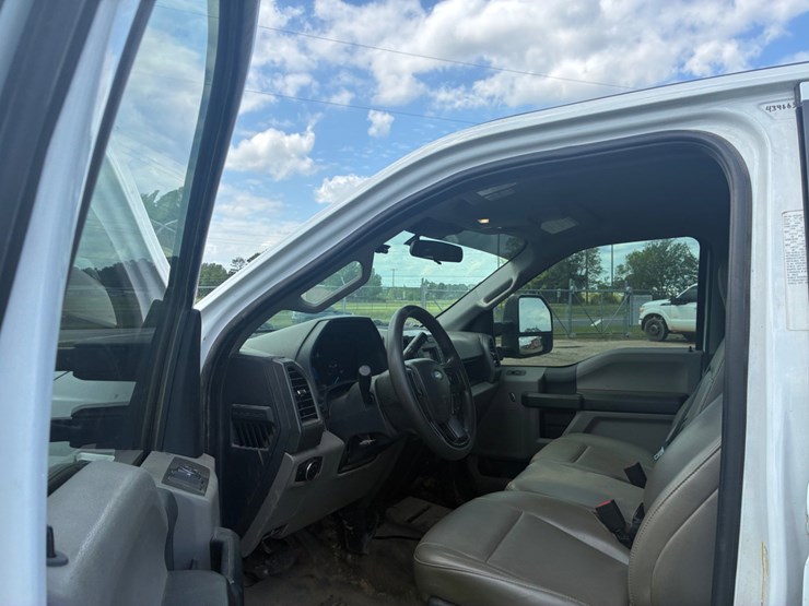 2022-ford-f250-xl-image-8