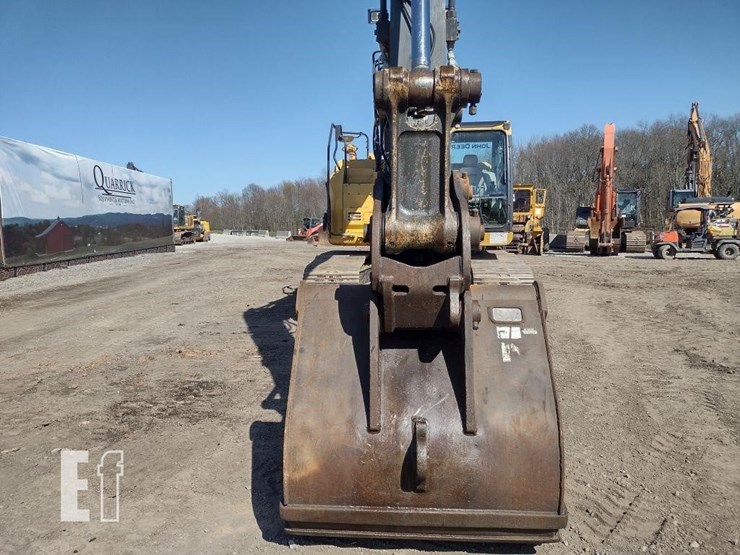 2014-deere-245g-lc-image-27