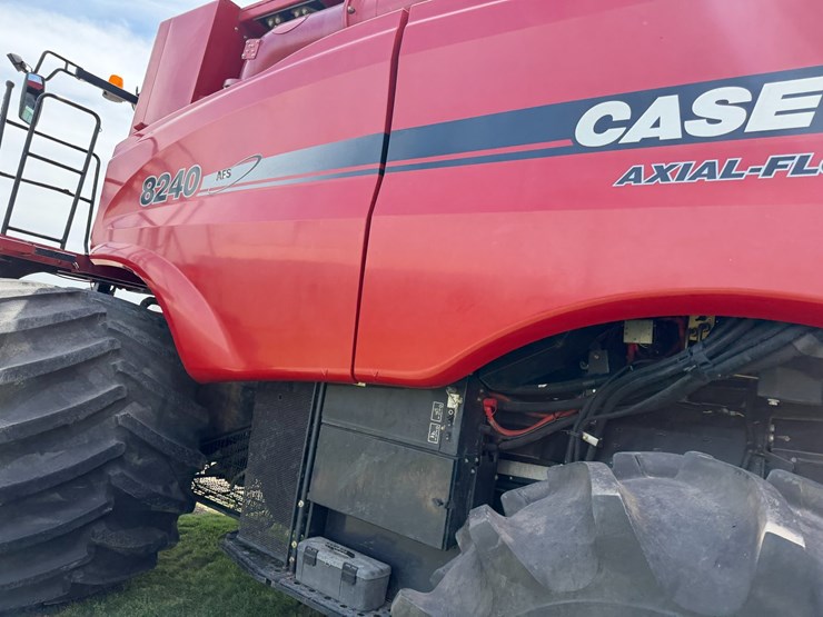 2016-case-ih-8240-image-22