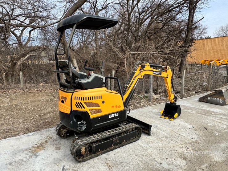 2023-diggit-em15-mini-excavator-image-3