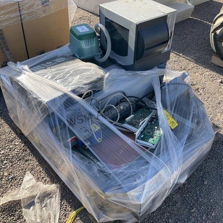 PALLET W/ ENGRAVING MACHINE