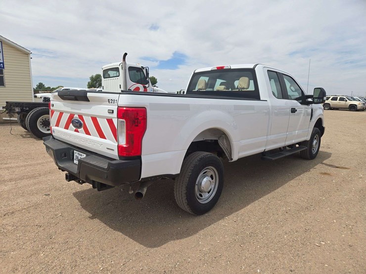 2017-ford-f250-xl-image-3