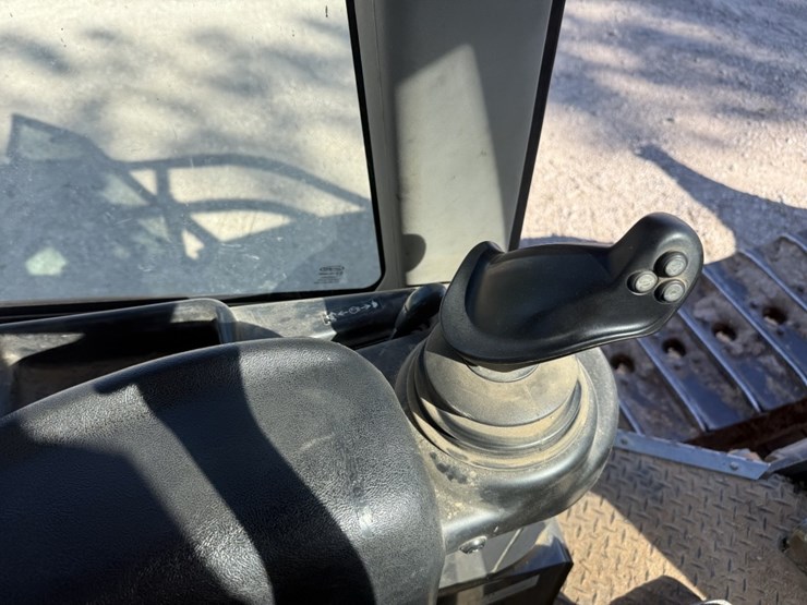 2019-case-750m-wt-image-21