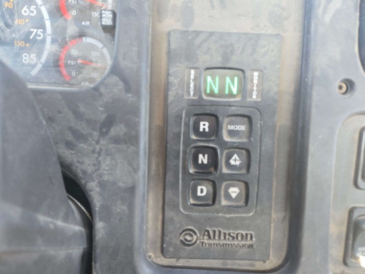 2014-freightliner-m2-106-image-28