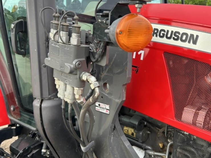 2020-massey-ferguson-5711-image-11